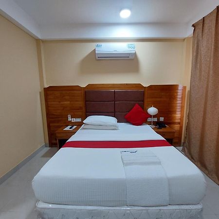Dolphin Hotel Tanga Extérieur photo