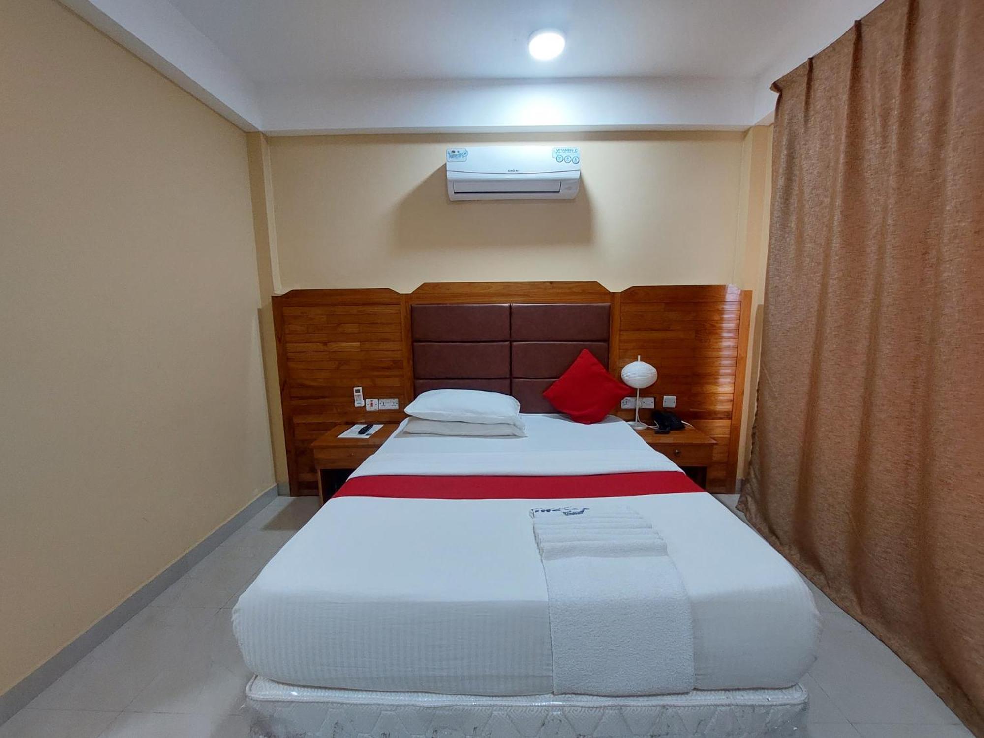 Dolphin Hotel Tanga Extérieur photo