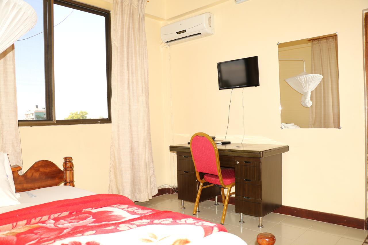 Dolphin Hotel Tanga Extérieur photo