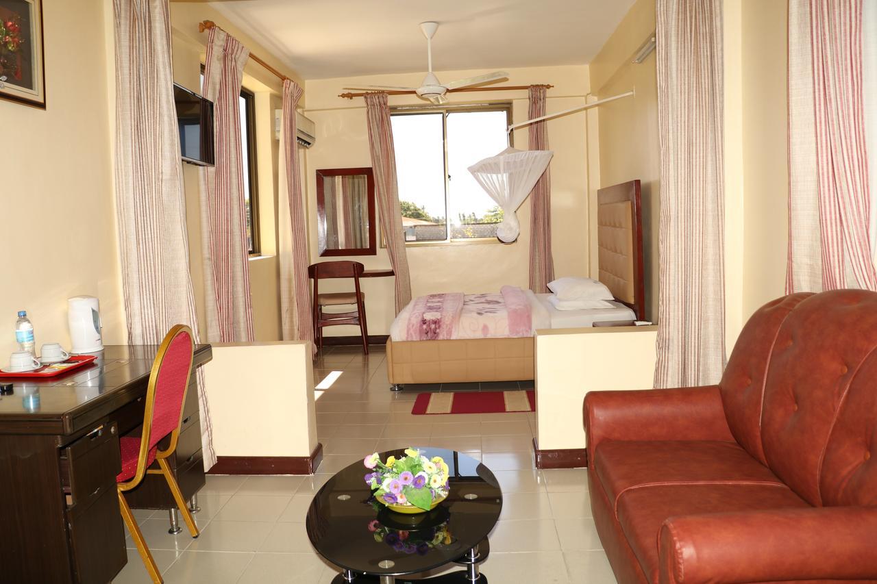 Dolphin Hotel Tanga Extérieur photo