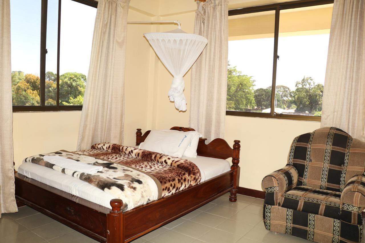 Dolphin Hotel Tanga Extérieur photo